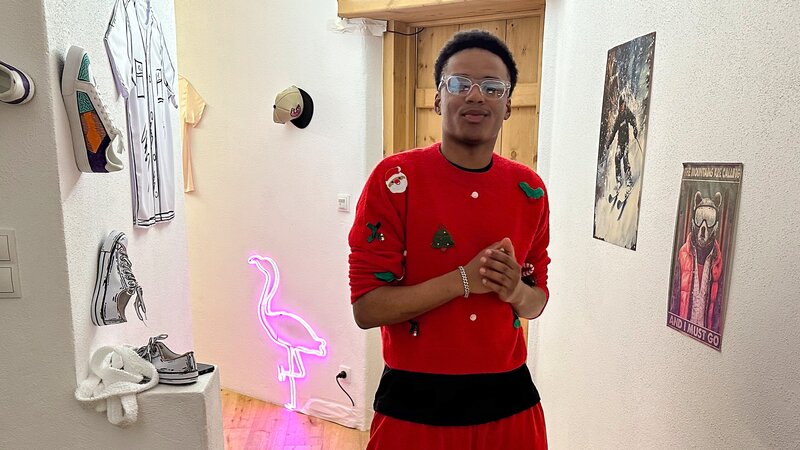 Azad will seinen Style mit einem neuen Haarschnitt und Ohrringen upgraden. – Bild: ZDF/​Eva Beer