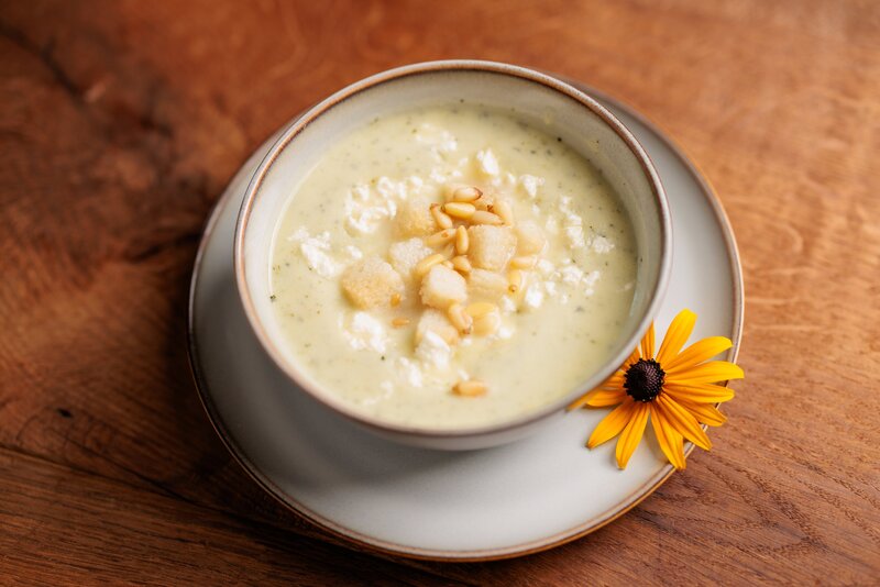 Gruß aus der Küche: „Kalte Zucchinisuppe mit gerösteten Nüssen und selbstgebackenen Brot Croutons“. – Bild: Hans-Florian Hopfner /​ megaherz gmbh /​ BR