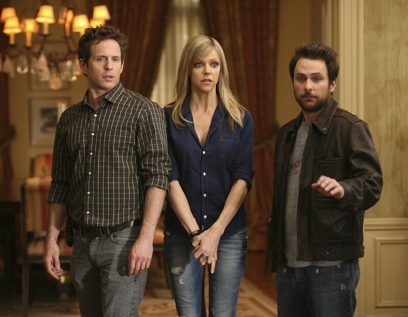L-R: Dennis Reynolds (Glenn Howerton), Dee Reynolds (Kaitlin Olson) und Charlie Kelly (Charlie Day) – Bild: Bluebush Productions, LLC.