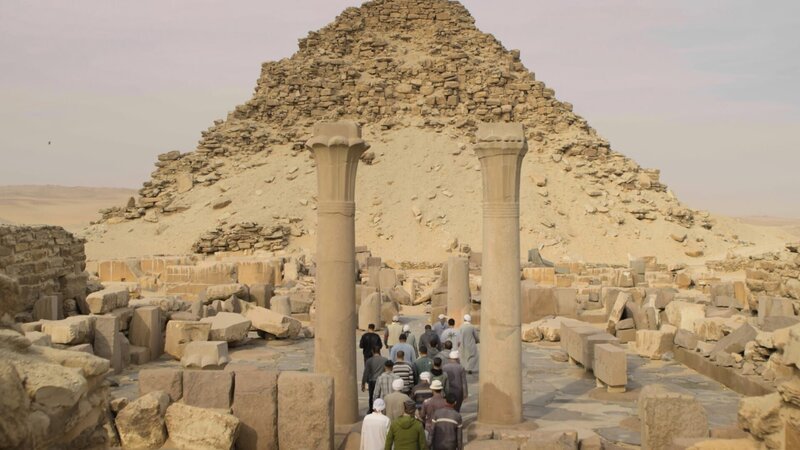 Granitsäulen sind Teil des Totentempels in der Nähe der Pyramide von König Sahure in Abu Sir, Ägypten. (Windfall Films) – Bild: Disney+