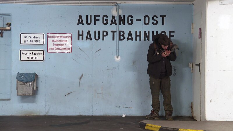 Dortmund wird von einer Crack-Welle aus den Niederlanden überrollt. Diese verschärft die ohnehin dramatische Lage für hunderte Suchtkranke. Zwischen Drogen, Obdachlosigkeit und Gewalt wird das Leben auf engstem Raum immer gefährlicher.  (Foto: Justin, 21) – Bild: RTLZWEI