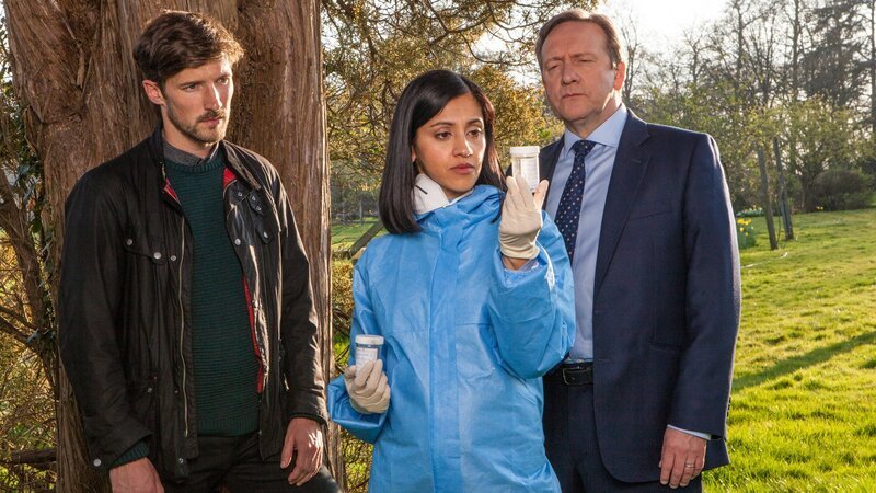 Charlie Nelson (Gwilym Lee, l.), Dr. Kam Karimore (Manjinder Virk, M.) und Inspector Barnaby (Neil Dudgeon, r.) haben wertvolle Indizien gefunden. – Bild: ZDF und Mark Bourdillon