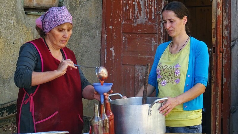 Zu Tisch Swanetien – Georgien: Lilly Tamliani und Schwiegertochter Khatia füllen den georgischen Ketchup aus gekochten Pflaumen ab. – Bild: SRF/​Berlin Producers/​Gerd Müller