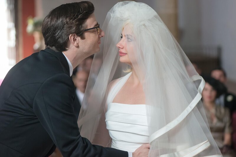 Valentín (Gorka Otxoa, l.); Patricia Márquez (Miriam Giovanelli, r.) – Bild: Manuel Fernández-Valdés/​BetaFilm