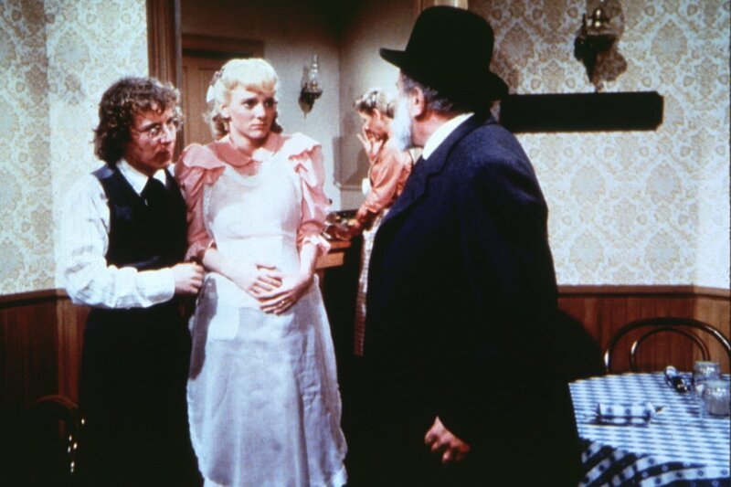 Percival Dalton (Steve Tracy, l.) schützt seine hochschwangere Frau Nellie (Alison Arngrim, 2.v.l.) vor den Streitereien beider Eltern. – Bild: Sat.1 Gold