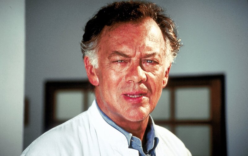 „Klinik unter Palmen“, Der deutsche Arzt Dr. Frank Hofmann errichtet in der Dominikanischen Republik mit Hilfsgeldern eine Klinik, hilft, diese aufzubauen, und steht den dortigen Ärzten, unter denen sich oft auch deutsche Kollegen befinden, bei schwierigen Entscheidungen und Operationen zur Seite. Er rettet Patienten das Leben und versucht sich sowohl bei seinen Patienten, als auch bei seinen Ärzten als seelischer Beistand. Im Bild: Klausjürgen Wussow (Dr. Frank Hofmann). – Bild: ORF/​WÖRTHERSEE FILM