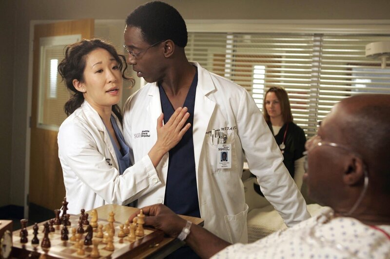 l-r: Dr. Cristina Yang (Sandra Oh), Dr. Preston Burke (Isaiah Washington), Charles Redford (Brent Jennings) – Bild: PLURIMEDIA (Buena Vista)
