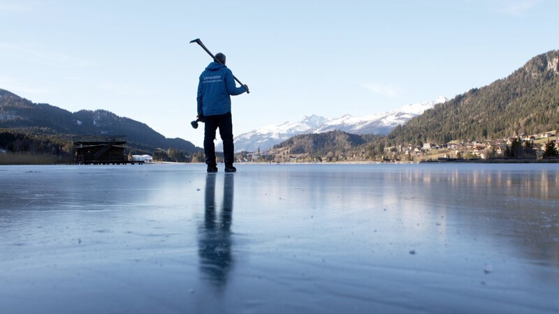 "Winterparadies Weissensee", Der Kärntner Weissensee ist zu jeder Jahreszeit eine Pracht. Besonders im Winter aber, wenn er dick zufriert, zieht es die Menschen dorthin, um Wintersport zu betreiben. Das Eislaufen auf diesem höchsten Badesee Österreichs hat eine lange Tradition. Heimat Österreich zeigt dieses Naturparadies und wie es die Leute aus der Region und aus der ganzen Welt zusammen führt. – Bild: ORF/emb Media "Winterparadies Weissensee", Der Kärntner Weissensee ist zu jeder Jahreszeit eine Pracht. Besonders im Winter aber, wenn er dick zufriert, zieht es die Menschen dorthin, um Wintersport zu betreiben. Das Eislaufen auf diesem höchsten Badesee Österreichs hat eine lange Tradition. Heimat Österreich zeigt dieses Naturparadies und wie es die Leute aus der Region und aus der ganzen Welt zusammen führt. – Bild: ORF/emb Media