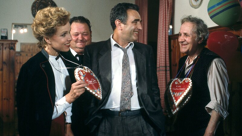 Vera Drombusch (Witta Pohl, l.) hat nachgegeben und ist mit Dr. Sanders (Michael Degen, M.), der ihr überraschenderweise nach Wien nachgereist ist, in ein Heurigenlokal gegangen. Ein Spiel mit dem Feuer beginnt. – Bild: ZDF und Gyula Trebitsch Fernsehprod. GmbH