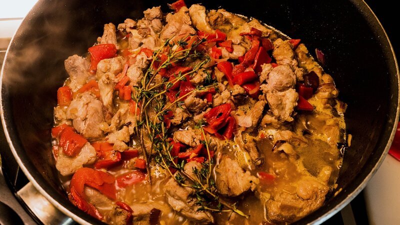 Zu Tisch Aquitaine – Frankreich Xilindron: Lammragout mit Paprika und Piment d’Espelette – Bild: SRF/​Berlin Producers/​Dieter Stürmer