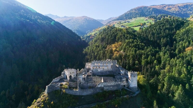 Burg Lichtenberg am Stilfser Joch. – Bild: Verlagshaus Hans Jöchler / ORF Burg Lichtenberg am Stilfser Joch. – Bild: Verlagshaus Hans Jöchler / ORF