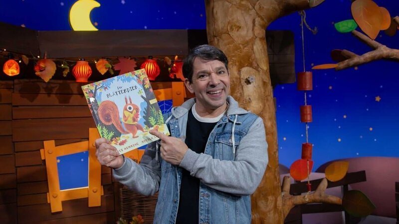 Juri stellt das Kinderbuch „Der Blätterdieb“ vor. Darin versucht das Eichhörnchen einen Blätterdieb zu schnappen. – Bild: KiKA Juri stellt das Kinderbuch „Der Blätterdieb“ vor. Darin versucht das Eichhörnchen einen Blätterdieb zu schnappen. – Bild: KiKA