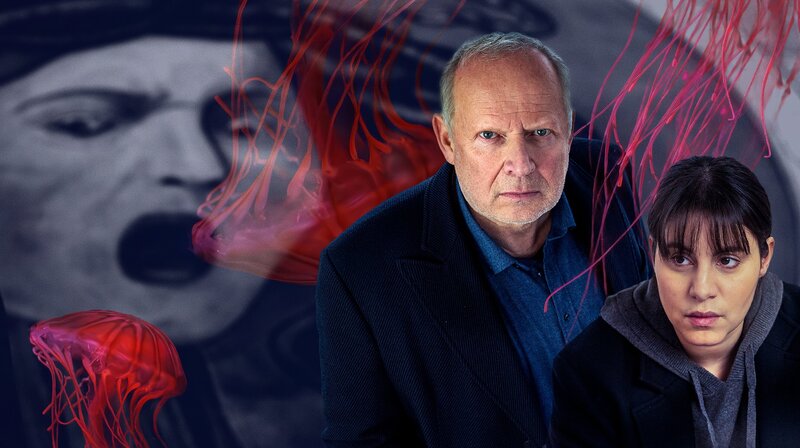 Auf spektakulärer Verbrecherjagd: Axel Milberg als Klaus Borowski, Almila Bagriacik als Mila Sahin – Bild: NDR/​Thorsten Jander/​Sabrina Raap