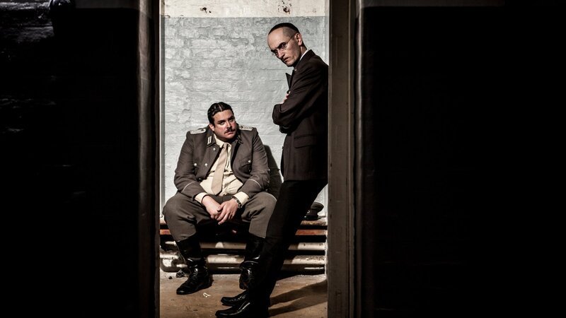 Nach dem misslungenen Putschversuch 1923 liegen die Nazis am Boden. Heinrich Himmler (Conan Sweeny, r.) besucht Ernst Röhm (Darsteller unbekannt) im Gefängnis. – Bild: ZDF und Andrew Hayes-Watkins