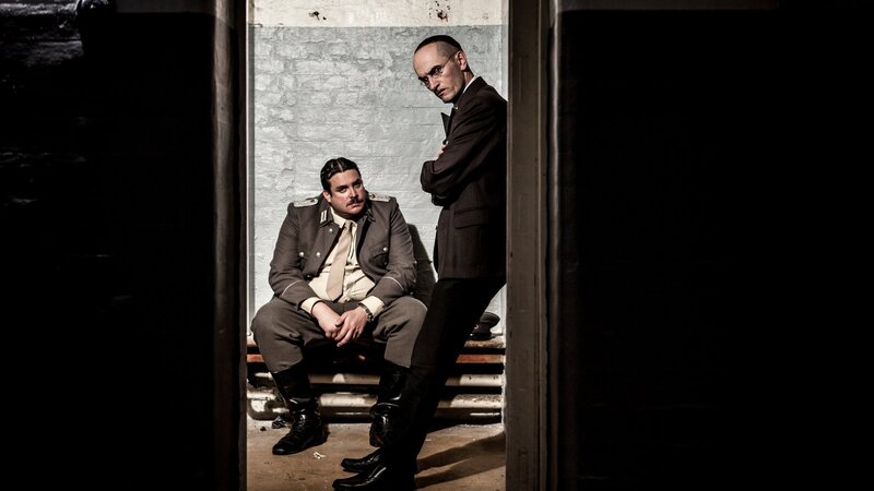 Nach dem misslungenen Putschversuch 1923 liegen die Nazis am Boden. Heinrich Himmler (Conan Sweeny, r.) besucht Ernst Röhm (Darsteller unbekannt) im Gefängnis. – Bild: ZDF und Andrew Hayes-Watkins