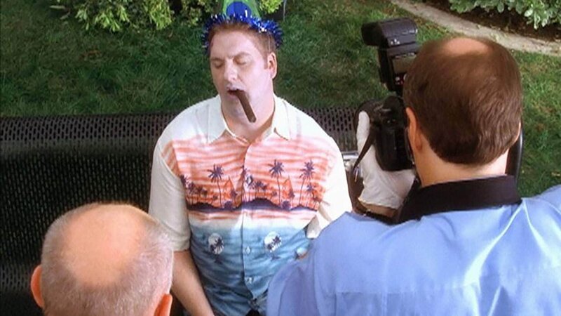 Treibt jemand einen Scherz mit Ermittler Ecklie? Dr. Robbins findet die verschwundene Leiche von James Billmeyer auf einer Bank vor dem CSI-Hauptquartier! – Bild: TVNOW /​ CBS