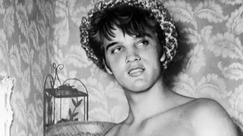 Zum 11. Geburtstag bekommt Elvis Presley von seiner Mutter eine Gitarre geschenkt. Dafür widmet er ihr einen Song auf seiner ersten Platte. – Bild: 3DD Productions