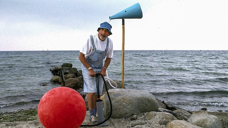 Peter (Peter Lustig) fährt ans Meer und genießt die gute Luft – doch was ist das überhaupt? – Bild: ZDF und sudio tv