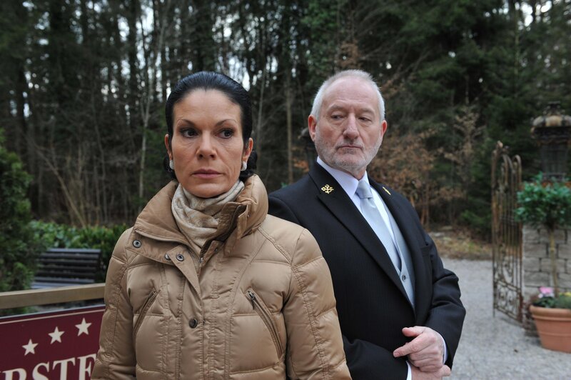 Doris (Simone Ritscher, l.); Alfons (Sepp Schauer, r.) – Bild: Ann Paur