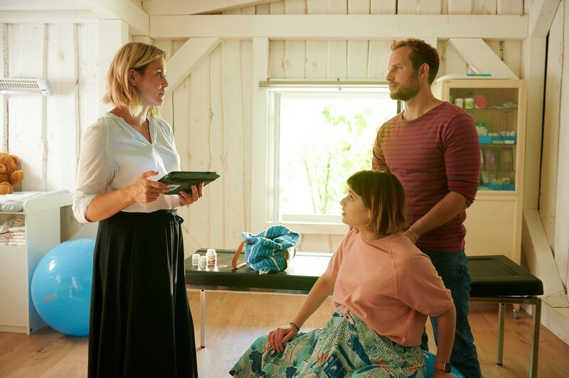 Während Kaspar Hahn (Arne Löber, r.) keine Ahnung von der Vorgeschichte seiner Frau Tati Meisinger (Anouk Elias, M.) hat, ist Lena Lorenz (Judith Hoersch, l.) bewusst, dass Entspannungsübungen alleine nicht ausreichen werden, um Tatis Krankheitsangst in den Griff zu bekommen. – Bild: ZDF und Walter Wehner.