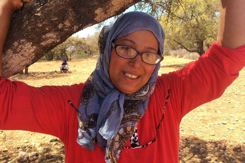 Zu Tisch Marokko Halima leitet die örtliche Kooperative zur Herstellung von Arganöl. – Bild: SRF/​Berlin Producers/​Matthias Kind