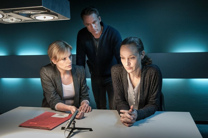 SOKO Leipzig Staffel 18 Folge 13 Verhör: Melanie Marschke als Ina Zimmermann, Marco Girnth als Jan Maybach, Jeanette Hain als Carola Müller – Bild: ZDF /​ Uwe Frauendorf