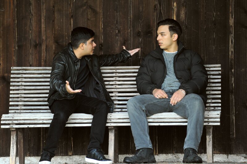 Ercan (Dennis Kharazmi, links) versucht Leon (Joel Akgün, rechts) zu überzeugen, das Pizzaessen bei den Kirchleitners sausen zu lassen. – Bild: Marco Orlando Pichler /​ BR