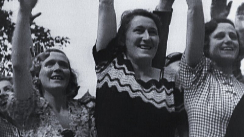 Frauen jubeln Hitler zu – Bild: ZDF und Spiegel TV