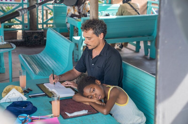 Die Rückkehr nach Gorée verläuft für Gabriel (Tyron Bayineni, vorne) nicht wie erhofft. Auch Vater Thibaut (Jean Le Peltier, hinten) hat dort mit seiner Vergangenheit zu kämpfen. – Bild: Abdoulaye Silman Sy/​Storia Television/​ARTE France