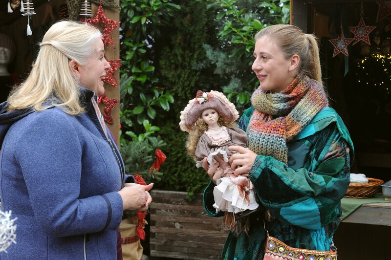 Sarah (Sophie Reiml, rechts) schenkt Ulla (Sabrina Dietel, KLD, links) die unheimliche Porzellanpuppe. – Bild: Marco Orlando Pichler /​ BR