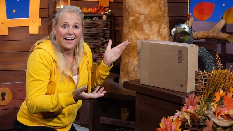 Rudis Woche zu Besuch im Baumhaus ist vorbei. Deshalb hat er Singa ein Abschiedsgeschenk gebastelt: Eine Kiste mit Glitzersteinen. Singa freut sich riesig. – Bild: KiKA