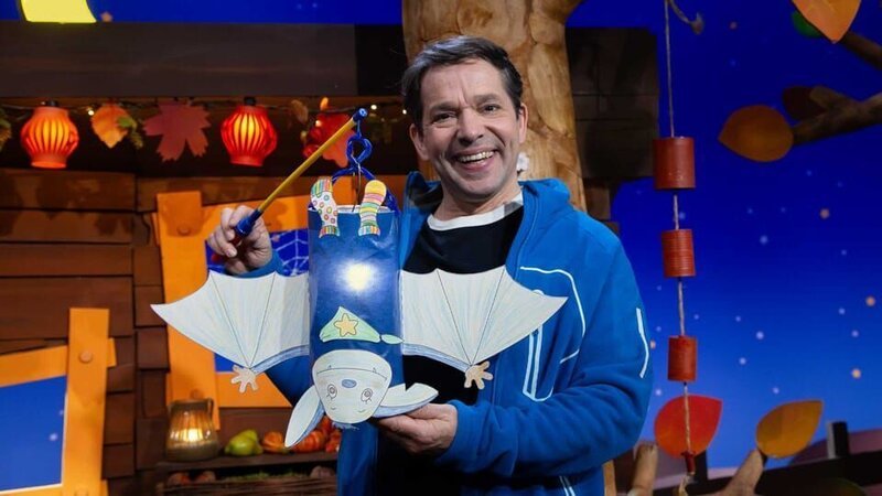 Juri bereitet sich auf den Laternenumzug vor und zeigt seine selbstgebastelte Fidi-Laterne. – Bild: KiKA