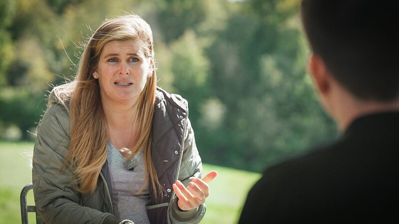 Imke Wübbenhorst im Gespräch mit Calvin Stettler – Bild: SRF