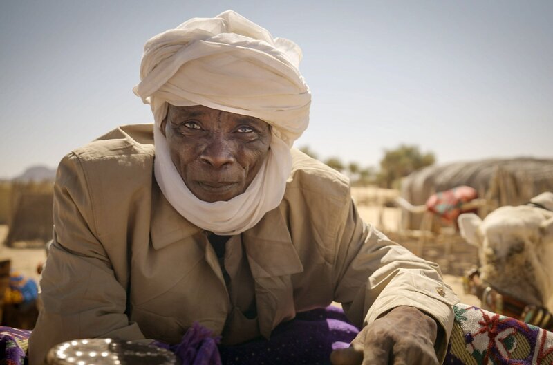 Ein Tubu-Nomade nach langer Reise – das Hirtenvolk der Tubu beherrschte einst die Karawanenrouten zwischen Nordafrika und der Sahelzone. Heute leben sie hauptsächlich von der Ziegen- und Kamelzucht. – Bild: K22film/​Ricardo Esteban