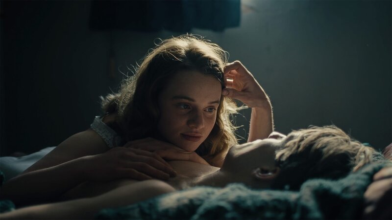 Gerda (Luna Wedler) ist die große Liebe von Cioma Schönhaus (Louis Hofmann). – Bild: ZDF und Christian Stangassinger Gerda (Luna Wedler) ist die große Liebe von Cioma Schönhaus (Louis Hofmann). – Bild: ZDF und Christian Stangassinger