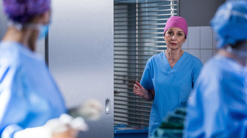 Prof. Dr. Karin Patzelt (Marijam Agischewa, M.) ist auf der Suche nach ihrer Patientin und schaut dabei auch an den ungewöhnlichsten Orten im JTK. Die jungen Frau hat eine lange medizinische Historie und misstraut Ärzten. Wo steckt sie nur? – Bild: ARD/​Michael Kremer