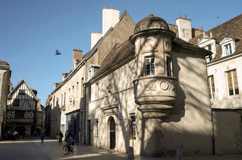 Der Belgier Bart Van Loo zeichnet in „Burgund: Das verschwundene Reich“ die Größe der burgundischen Herzöge und ihr Vermächtnis nach. Seine Erzählung beleuchtet den Einfluss Burgunds auf das mittelalterliche Belgien und Frankreich. – Bild: Elephant Doc