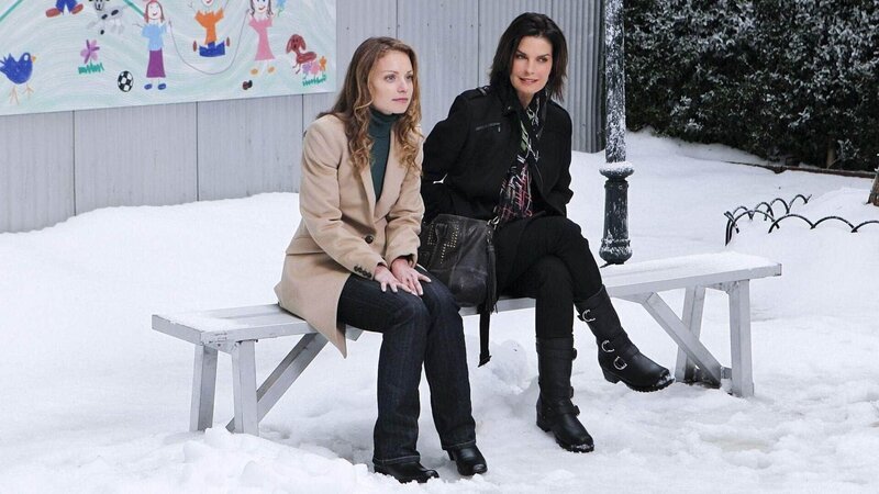 Alena (Lisa Brenner, l.) und Detective Danville (Sela Ward) genießen bei einer kurzen Verschnaufspause die Weihnachtszeit. – Bild: MG RTL D /​ CBS