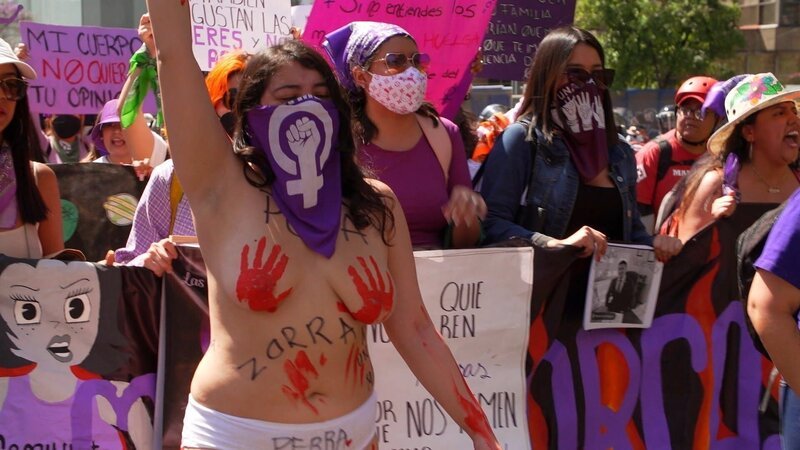 Eine junge Generation von Frauen demonstriert gegen Frauenmorde, die in Mexiko nicht nur sehr häufig vorkommen, sondern auch von der Justiz verschwiegen und selten geahndet werden. – Bild: ZDF und AMC2
