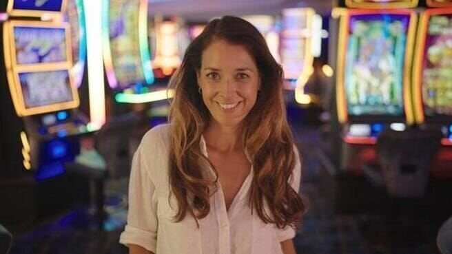 Moderatorin Elena Bruhn erkundet das wahre Leben in Las Vegas abseits von Glitzer und Glamour. – Bild: RTL /​ SOUTH&BROWSE /​ Superstadt Las Vegas