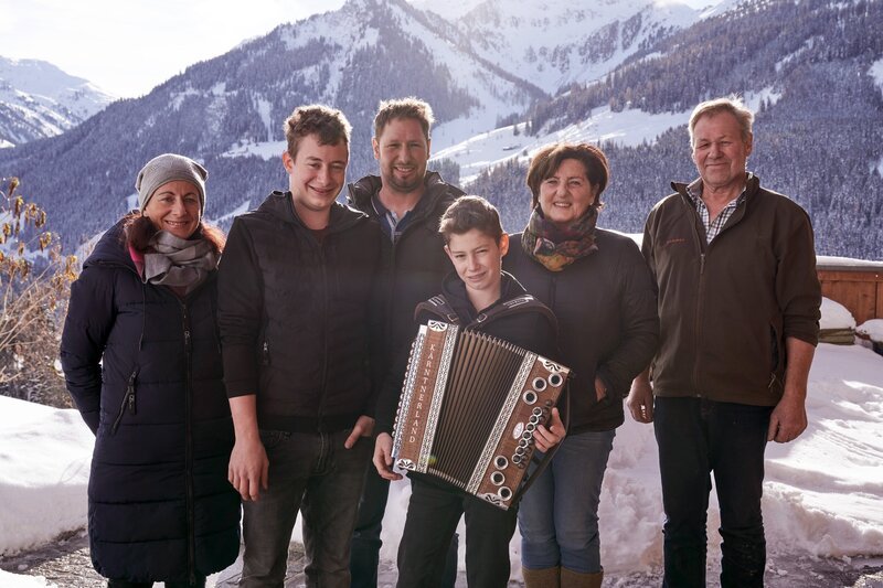 Hans Hausberger (r.) mit seiner Familie. – Bild: ORF/epo film/Nela Pichl Hans Hausberger (r.) mit seiner Familie. – Bild: ORF/epo film/Nela Pichl