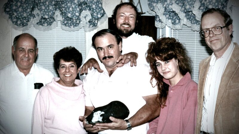 Michelle Knapp (Zweite von rechts) mit ihrer Familie, zusammen mit den ursprünglichen Käufern des Peekskill-Meteoriten: Dr. Jim Schwade (ganz rechts), Marlin Cilz (Mitte), und Ray Meyer (Mitte hinten). – Bild: THE HISTORY CHANNEL