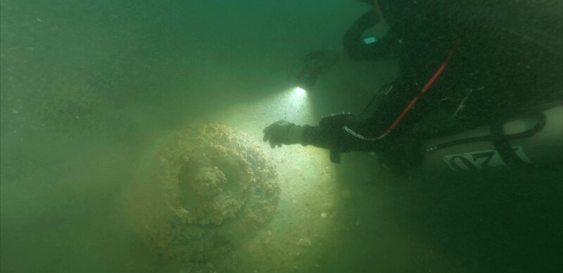 Ein Taucher beleuchtet die gefundenen Wrackteile – Bild: A+E NETWORKS