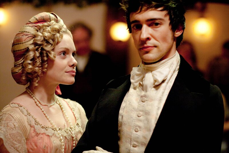 Da Emma ihn nicht heiraten wollte, hat Mr. Elton (Blake Ritson) eine andere Frau zu Mrs. Elton (Christina Cole) gemacht. – Bild: AXN White