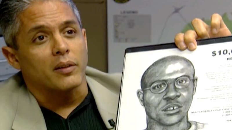 Der Detektiv zeigt ein Phantombild des Verdächtigen. – Bild: A+E NETWORKS