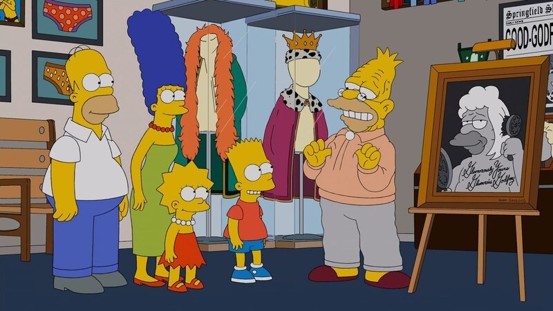 Durch eine TV-Sendung entdecken Homer (l.), Marge (2.v.l.), Lisa (M.) und Bart (r.) die ehemalige Identität von Grampa (r.) … – Bild: Twentieth Century Fox Film Corporation