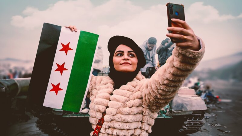 Aus eigener Kraft haben die Syrerinnen und Syrer das Assad-Regime abgeschüttelt. Die Menschen können ihr Glück kaum fassen. Mehr als ein halbes Jahrhundert Diktatur liegen hinter ihnen. – Bild: ZDF und Chris McGrath/​ Getty Images