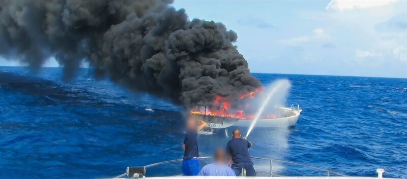 Ein Renn-Segelboot steht auf hoher See in Flammen. – Bild: ZDF/​CAT & Cie /​ Incognita