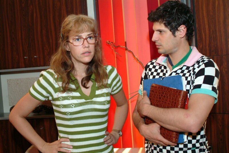 Lisa (Alexandra Neldel, l.) bemerkt, dass Rokko (Manuel Cortez, r.) mit der neuen Situation nicht gut klarkommt und sich offensichtlich zurückzieht. (Dieses Foto von Alexandra Neldel darf nur in Zusammenhang mit der Berichterstattung über die Serie „Verliebt in Berlin“ veröffentlicht und verbreitet werden.) – Bild: SAT.1 /​ Monika Schürle Eigenproduktionsbild frei