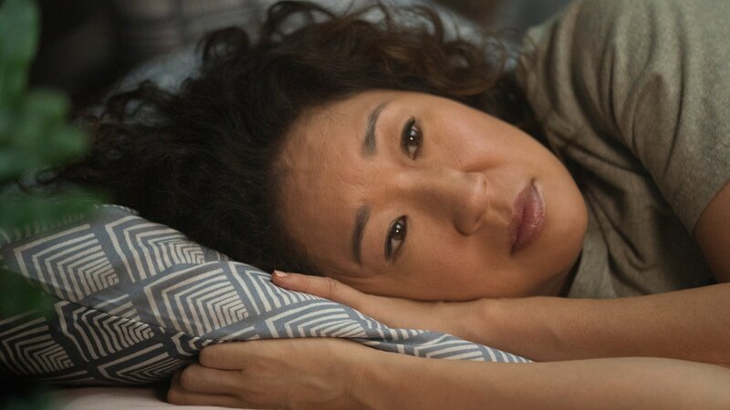 Eve (Sandra Oh) plagt sehr, was bei ihrem letzten verhängnisvollen Treffen in Paris passiert ist. Selbst als sie wieder zurück in London ist, kann sie nicht aufhören an das zu denken, was sie getan hat. – Bild: ZDF und Aimee Spinks